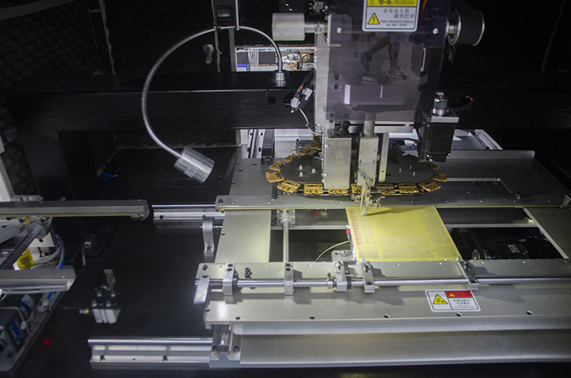 為大家解析為什么自動(dòng)立式插件機(jī)價(jià)格高(圖1)